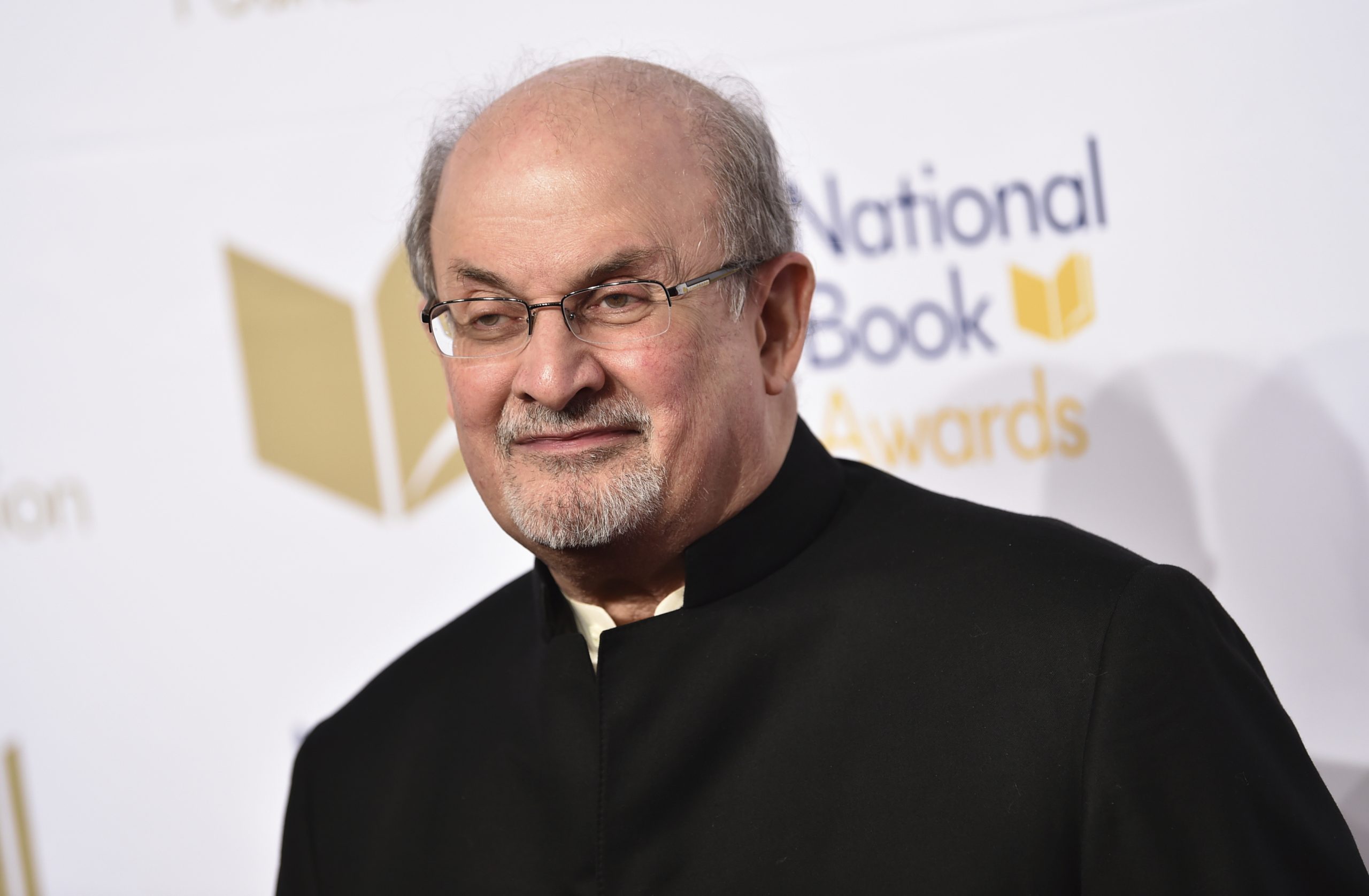 Rushdie quedó con secuelas en un ojo y una mano tras ataque