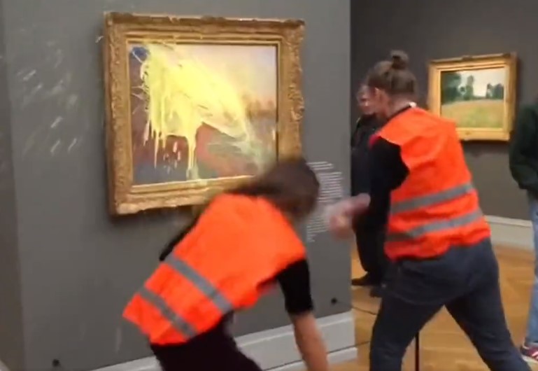 (+video) Activistas ambientales lanzan puré de papa a un cuadro de Claude Monet