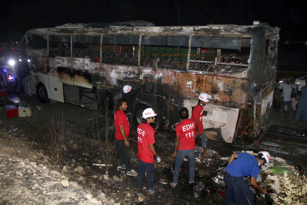 Pakistán | Fallecen al menos 18 personas en autobús incendiado