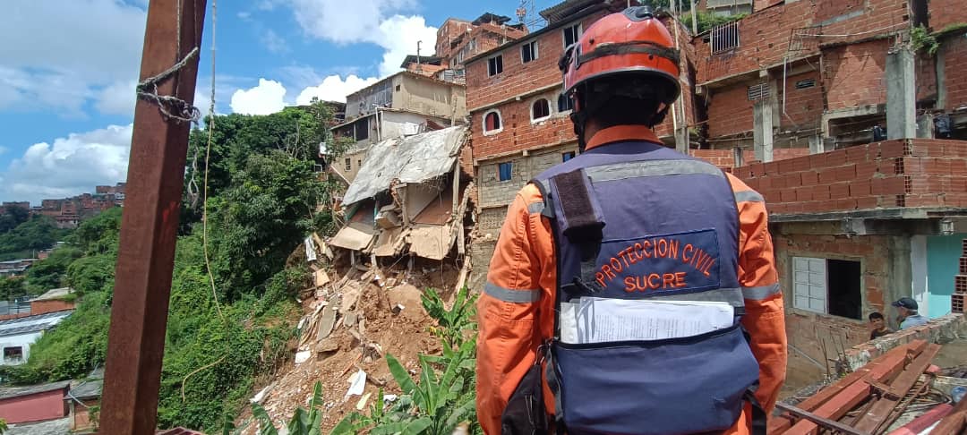 10 casas y 25 familias afectadas por deslizamiento en Petare