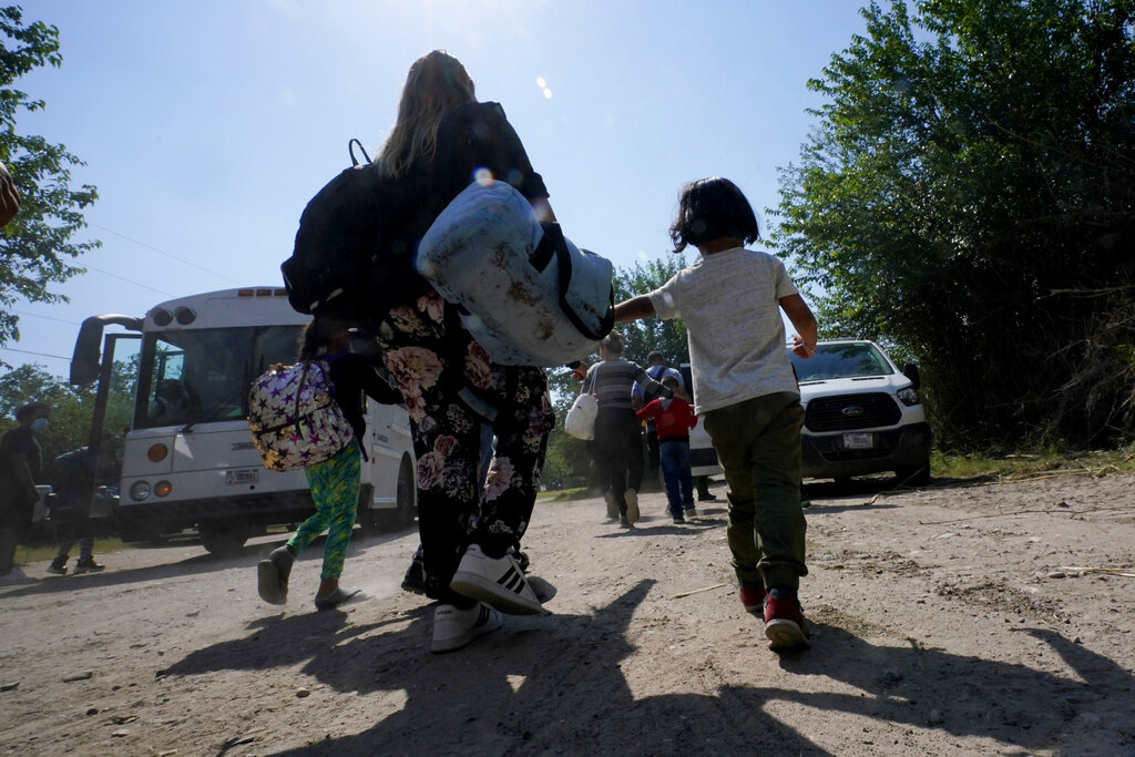 Declara estado de emergencia en Denver ante afluencia de migrantes ilegales