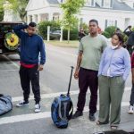 Envían otro autobús con migrantes a residencia de Kamala Harris