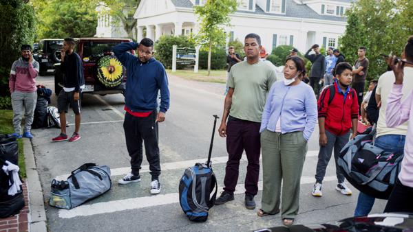 Envían otro autobús con migrantes a residencia de Kamala Harris