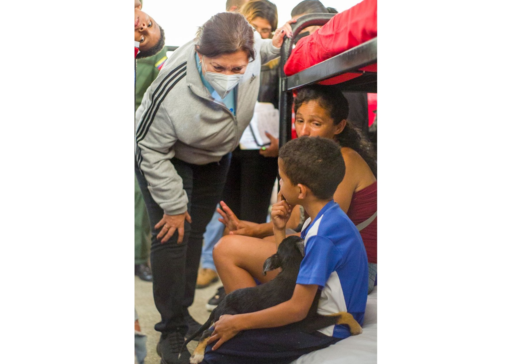 Habilitan refugios para 29 familias damnificadas en Caracas