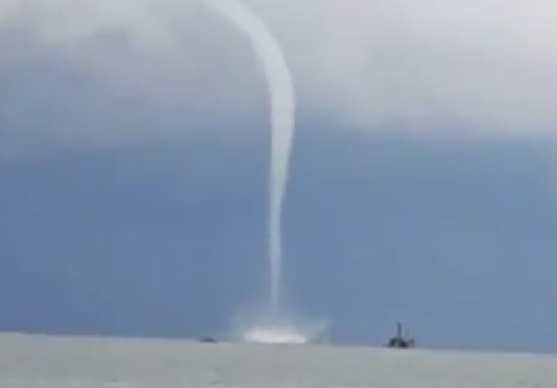 Una tromba marina se formó en el lago de Maracaibo este #12Oct