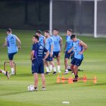 El técnico de Argentina Lionel Scaloni (centro) dirige un entrenamiento en la Universidad de Qatar, el viernes 18 de noviembre de 2022, en Doha. (AP Foto/Jorge Saenz)