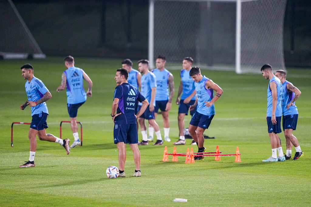 El técnico de Argentina Lionel Scaloni (centro) dirige un entrenamiento en la Universidad de Qatar, el viernes 18 de noviembre de 2022, en Doha. (AP Foto/Jorge Saenz)