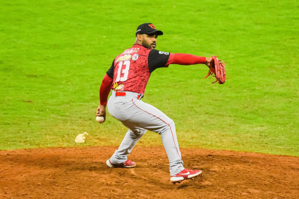 Los Cardenales suben al primer equipo al lanzador colombiano Nabil