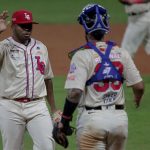 Edubray Ramos por Tiburones recibió la felicitación del receptor Ricardo Genovés