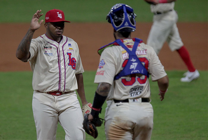 Edubray Ramos por Tiburones recibió la felicitación del receptor Ricardo Genovés