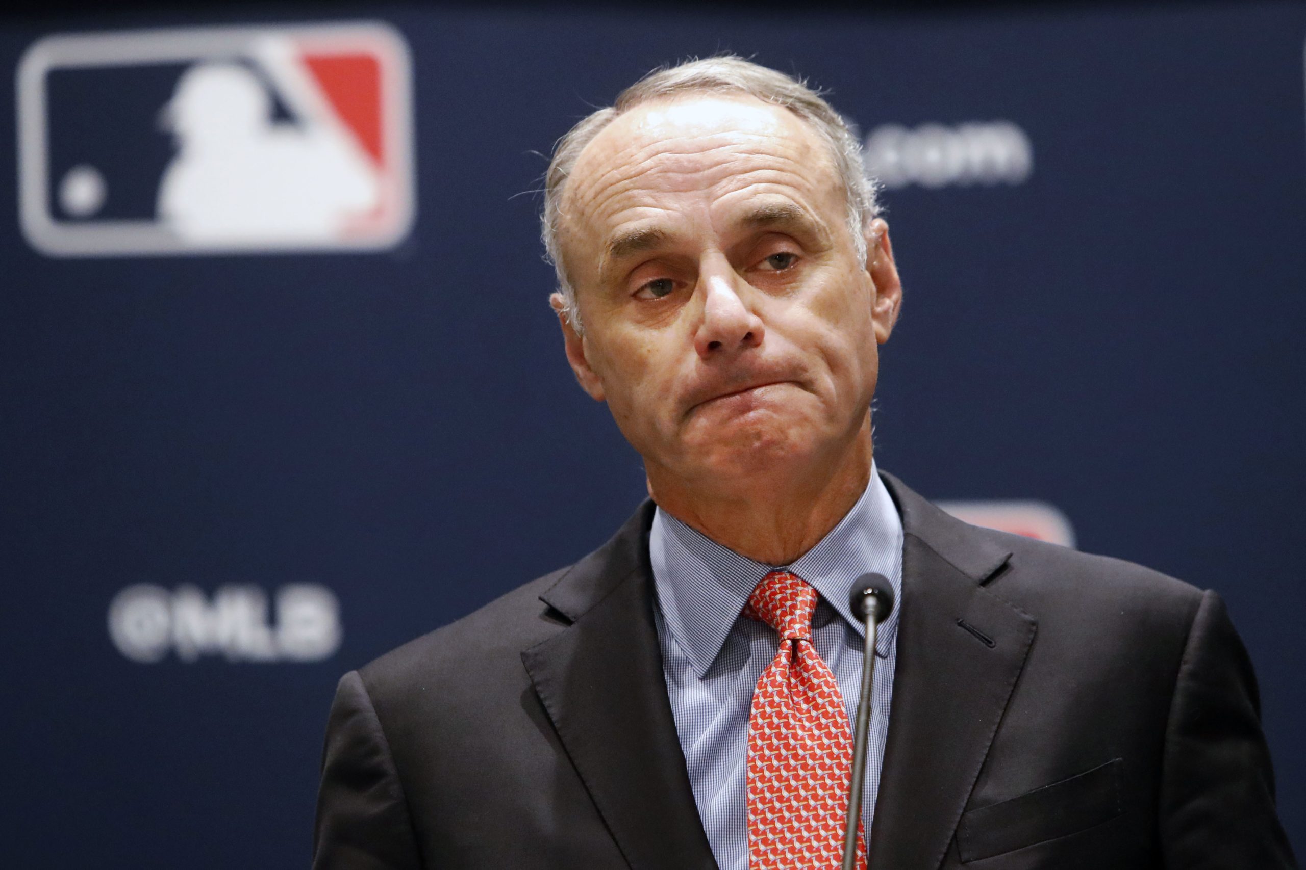 Rob Manfred el comisiario de la MLB siempre provoca sorpresas