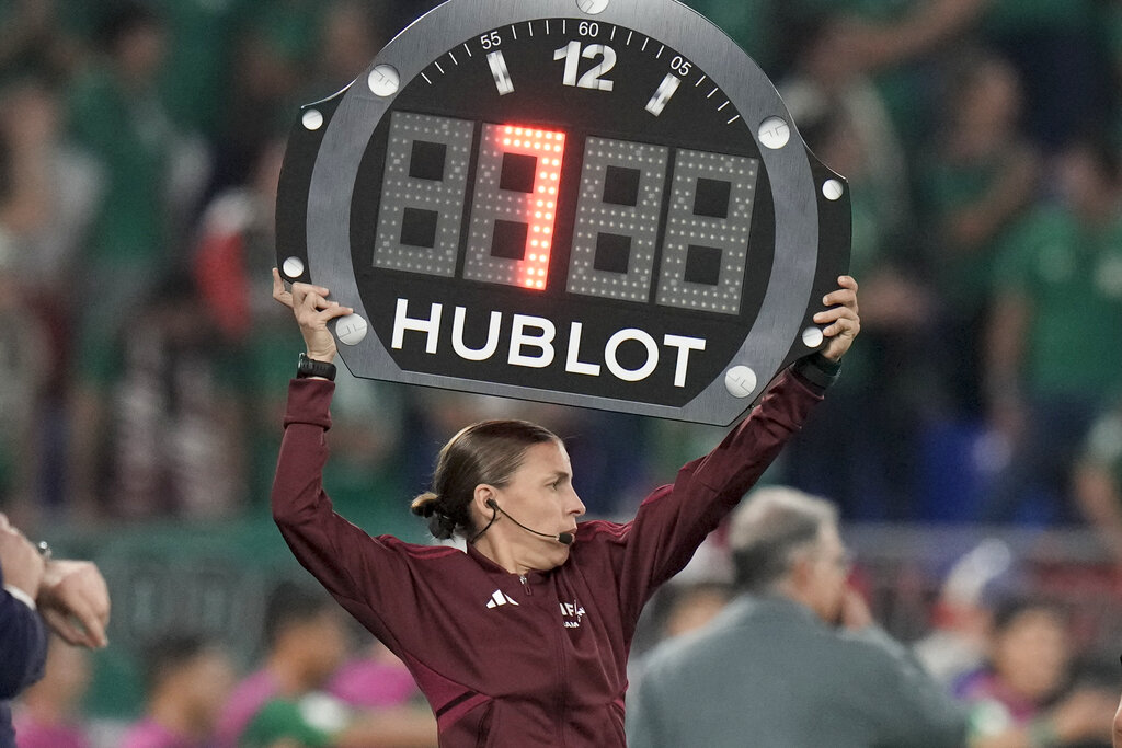 Frappart hará historia al ser la primera mujer en arbitrar en un mundial masculino