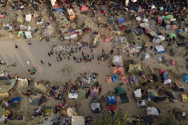 Desalojo de migrantes provoca enfrentamientos en frontera entre México y EEUU