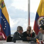 ELN y Gobierno colombiano se reúnen de forma extraordinaria en Cuba y deciden mantener conversaciones de paz