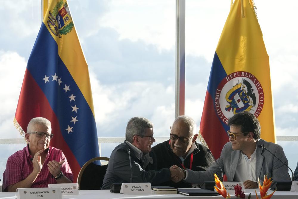 ELN y Gobierno colombiano se reúnen de forma extraordinaria en Cuba y deciden mantener conversaciones de paz