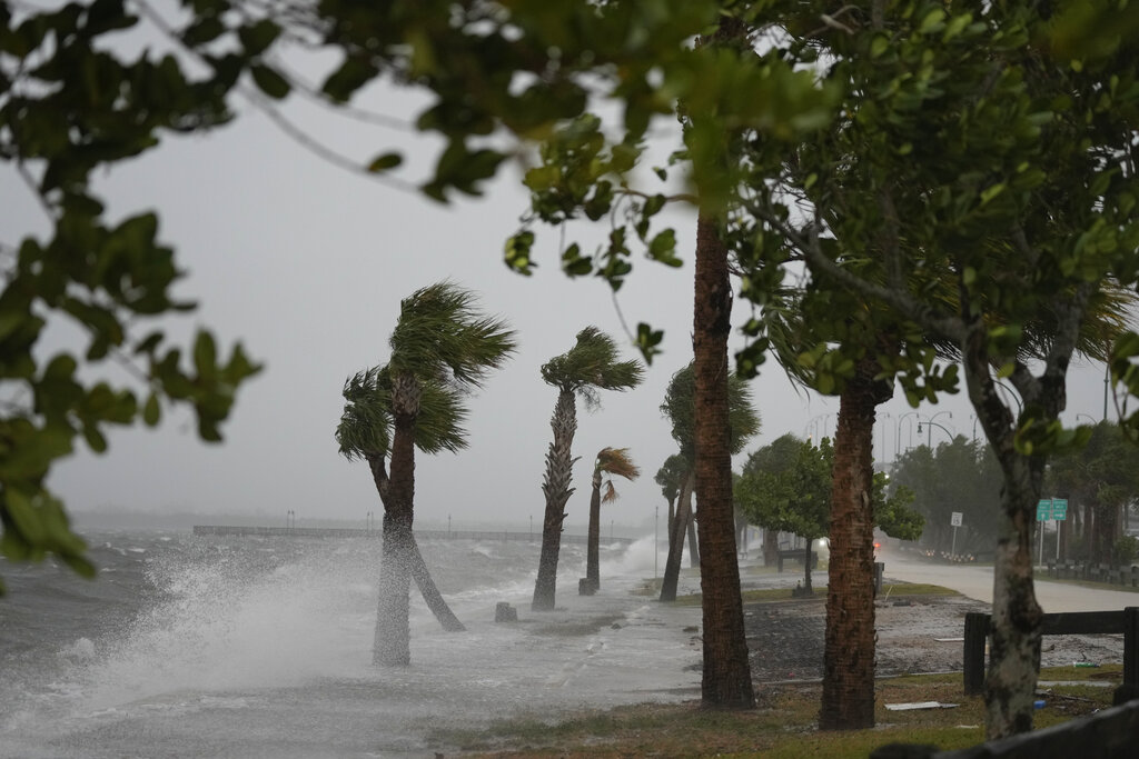 Huracán Tammy amenaza con vientos huracanados y lluvias a islas caribeñas