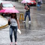 pronostican chubascos y descargas eléctricas después del mediodía en gran parte del país