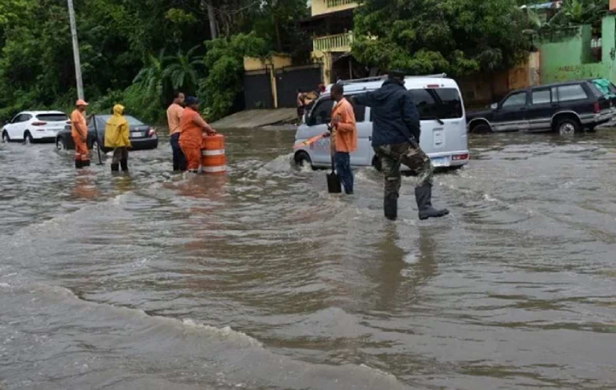 Reportan el desbordamiento del caño "La Yuca", y 400 familias afectadas por lluvias en Valencia