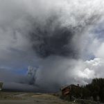 El volcán Cotopaxi en Ecuador emana una columna de vapor y gases