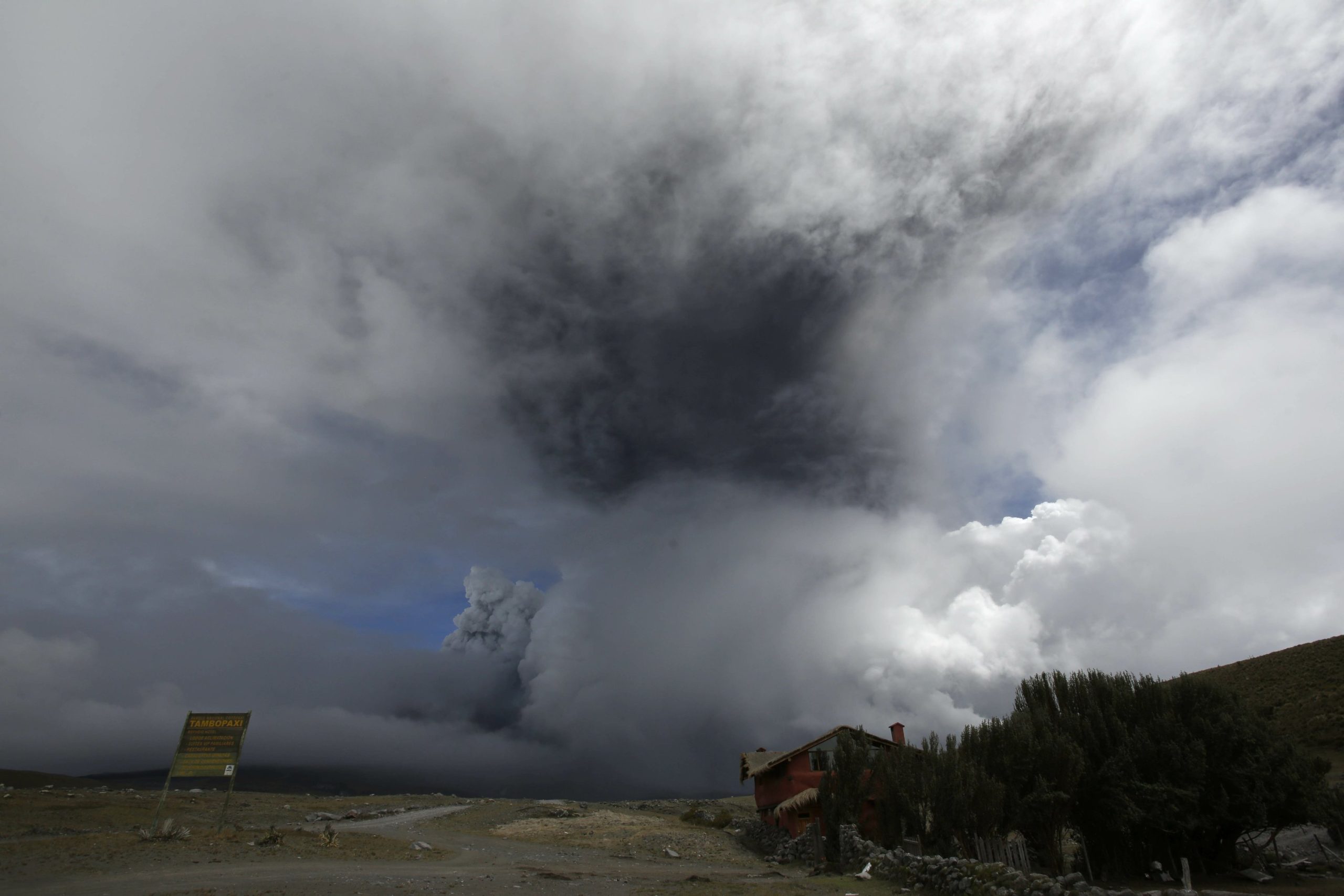 El volcán Cotopaxi en Ecuador emana una columna de vapor y gases