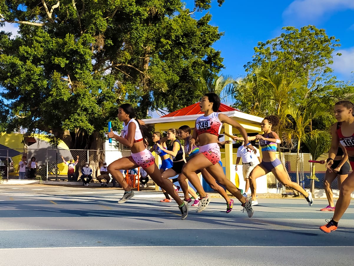 El atletismo es el deporte génesis, es el padre y madre del resto de las disciplinas deportivas. El atletismo abarca numerosas disciplinas agrupadas en puebas de carreras bien sea de velocidad, de aliento o fondo, de obstáculos, saltos, lanzamientos y pruebas combinadas. La palabra atletismo proviene de la palabra griega "atletes", que se define como «aquella persona que compite en una prueba determinada por un premio», dicha palabra griega está relacionada con el vocablo alethos que es sinónimo de la palabra «esfuerzo». Desde la antigua Grecia existen evidencias de su origen y nacimiento y esta disciplina es la que conlleva a la celebración de las primeras competencias en el Templo de Olimpia dando origen a los Juegos Olímpicos, comparados en importancia con los Juegos Píticos disputados en Delfos unos 776 años Antes de Cristo. Trasladando el escenario a tierras venezolanas, se tiene conocimiento que el atletismo se inició, de manera silvestre, a finales del siglo XIX. En libro publicado por Gustavo Flamerich, se señala aquellos inicios de carreras y saltos, que se desarrollaban en los terrenos del antiguo Hipódromo de Sabana Grande, donde incluso personalidades de la alta sociedad tomaban parte de estos. Las primeras fotos de algunas competencias datan de cerca de 1903, y fue en el archivo de la familia Vollmer, donde guardan aquellas gráficas que, con el transcurso de los años se han ido difuminando, pero que gracias a la nueva tecnología se pudieron recobrar y así pudimos observar que, en el polideportivo de San Bernardino, que estaba ubicado donde hoy está situada la Comandancia General de la Marina, a los atletas, vestidos y calzados, en las carreras, impulso de la bala, salto alto y salto con garrocha, con jueces trajeados con ternos, además de sombreros de pajilla y bastón, supervisando a aquellos jóvenes en la práctica del deporte de pista y campo. En Venezuela el atletismo se inició a principios del siglo pero fue en las primeras olimpiadas nacionales de 1934 cuando comenzó a organizarse y efectuarse competencias de valor técnico desarrollándose en caracas y en el estado Zulia por la iniciativa de la fundación de los juegos Creole y Shell. Pista y Campo crepuscular El estado Lara también se ve contagiado por este deporte y también comienza a ser practicado desde las primeras décadas del siglo XX, hasta que ya en los años 30 y 40 comienzan a resaltar nombres de entrenadores que labraron el camino de atletas que colocaron el nombre de la entidad larense en los libros de marcas nacionales. A finales de años 30 arriba al país un peruano llamado Jorge Agustín, contratado por el ejecutivo del estado, quien inicia algunas actividades en terrenos donde hoy se encuentra la comandancia de la policía del estado Lara. De esta camada de jóvenes nacen nombres como los de Napoleón Torres, Olinto Piña, Napoleón Rodríguez y Livio Torres, quienes destacan en algunas competencias, recordando que en 1940 se disputa la primera de ellas. También sobresalió Telasco Segovia. Años más tardes en las adyacencias del hoy Colegio Javier, Rodrigo Reyes comienzan las prácticas de pista y Campo. Se indica que en el año 1959 se crea la Asociación de atletismo del estado Lara con el profesor José Gallardo y la Sra. Aura Malavé. Mucho le debe el atletismo en Lara a Máximo Viloria, figura que enalteció la práctica de esta disciplina deportiva no solo en Barquisimeto, sino en toda Lara, cuando la actual pista atlética aún era de tierra, escenario que abre sus espacios en 1964. Esta figura proveniente del Colegio de Entrenadores de Venezuela y fallece en los años 70, cuando comenzaba a mostrar pasos prometedores como entrenador. Seguidamente se presenta en la palestra Valentín Marcano, quien hasta la fecha se mantiene en su rol de la mano de varios de sus discípulos que hoy también se desempeñan en la formación de nuevos talentos. De Lara han salido figuras de la talla de Alberto Marchan, Leotulfo Jiménez, José Jacinto “Chinto” Hidalgo, Moisés Zambrano, estos dos últimos aunque no nacieron en la entidad, se formaron y se hicieron grandes atletas en Lara. No podemos dejar de nombrar a atletas de la talla de Milexa Figueroa, los hermanos Caguao (Cristóbal, Frank, Nelvis), los hermanos Hidalgo, y una gran camada de jóvenes atletas que cursaron sus estudios en la Escuela Básica de Formación Deportiva Barquisimeto. Entrenadores como Jesús Álvarez, Eduardo Magdaleno García, Estrella González, Marilu Pérez, Juan Peña, Kerio Yústiz, Oscar Milán, Manuel Marcano y el popular Pablo Virguez, también dejan su legado. Entre otros atletas de talla internacional nacidos en Lara tenemos a los olímpicos Eduar Villanueva en el semifondo, la martillista Rosa Rodríguez y la posta 4x100 que en el año 2000 impuso record nacional en Sidney, cuarteta conformada por Hely Ollarves, Juan Morillo, José Peña y José Carabalí. También destacan William Hernández, Ada Hernández, los hermanos mundialistas Parra Vargas, Ricardo Montes de Oca, entre muchos más y la nueva camada que ya se muestra en escenarios internacionales. Actualmente la continuidad del deporte en Lara está garantizado con ex atletas que hoy toman la batuta como entrenadores y labran un camino de Gloria. Tenemos a John Camero, Telvis Torres, Hely Ollarves, Robert Kristen, Dixon Salón, Rosaura Palacios, Williams Escalona, Jorge Domínguez, Carlos Quintana, Nixon Sánchez, Yenderson Rodríguez, Dorian Machado, entre otros. Fotos: AsoAtletismo de Lara