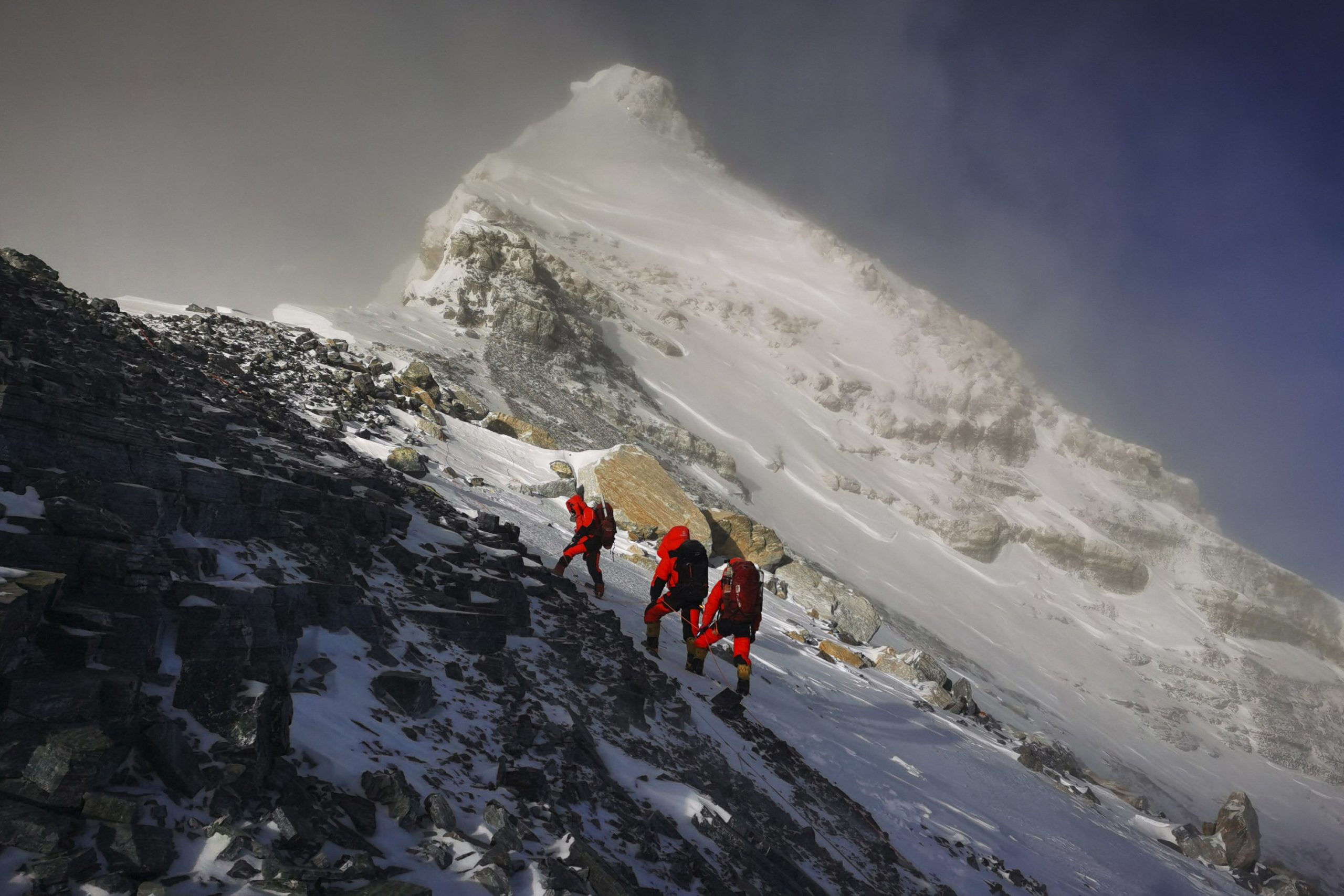 Expertos limpiarán basura del Everest tras más de 40 años de expediciones comerciales