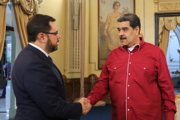 Maduro y Ecarri se reúnen para «ampliar» proceso de diálogo