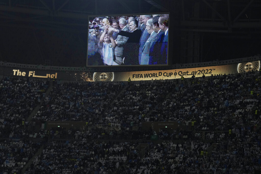 Pantalla gigante en Catar muestra cuando presidente mexicano Miguel de La Madrid entrega Copa del Mundo a Diego Maradona en 1986