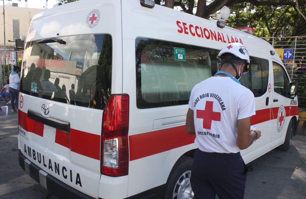 Un policía y una estudiante lesionados luego que camión los impactara en Barquisimeto