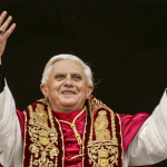 Vaticano: Benedicto XVI lúcido, estable, pero en estado 'grave'