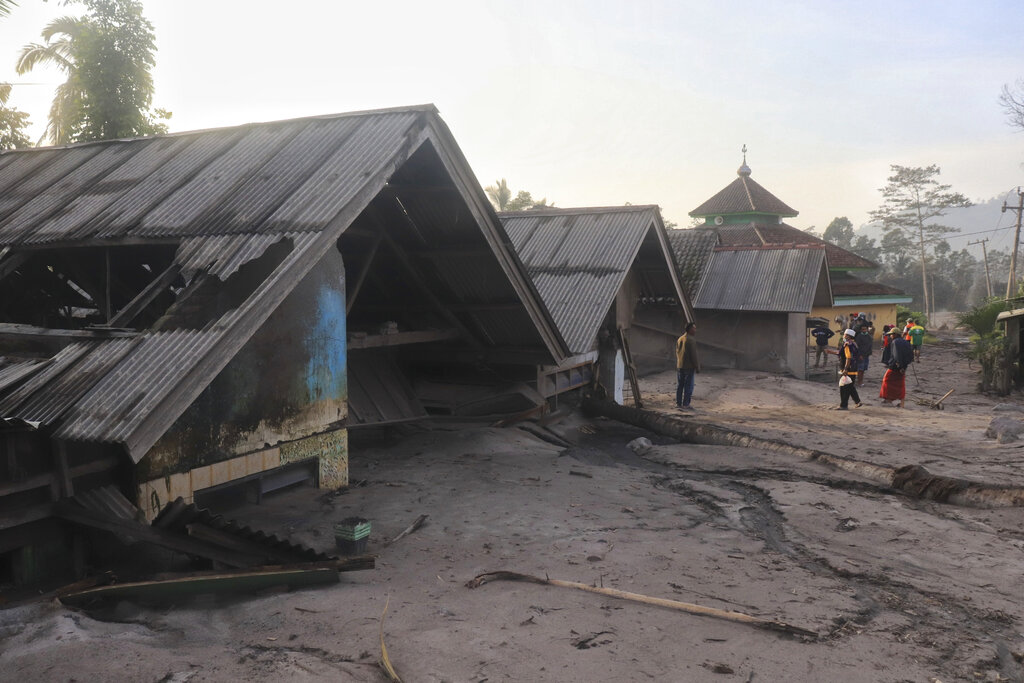 Erupción del volcán Monte Semeru sepulta casas y daña un puente en Indonesia