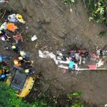 Tres fallecidos y seis heridos tras derrumbe que sepultó bus con 20 pasajeros en Colombia