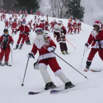 300 santas, el Grinch y un árbol de Navidad, unidos por una obra benéfica