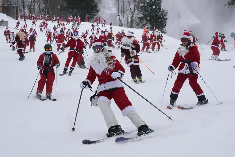 300 santas, el Grinch y un árbol de Navidad, unidos por una obra benéfica