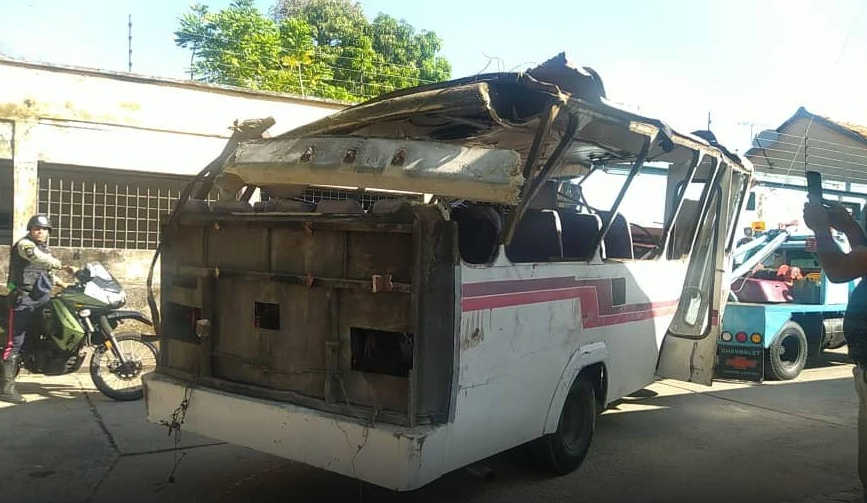 Cuatro muertos y 30 heridos deja vuelco de unidad de transporte en Valencia