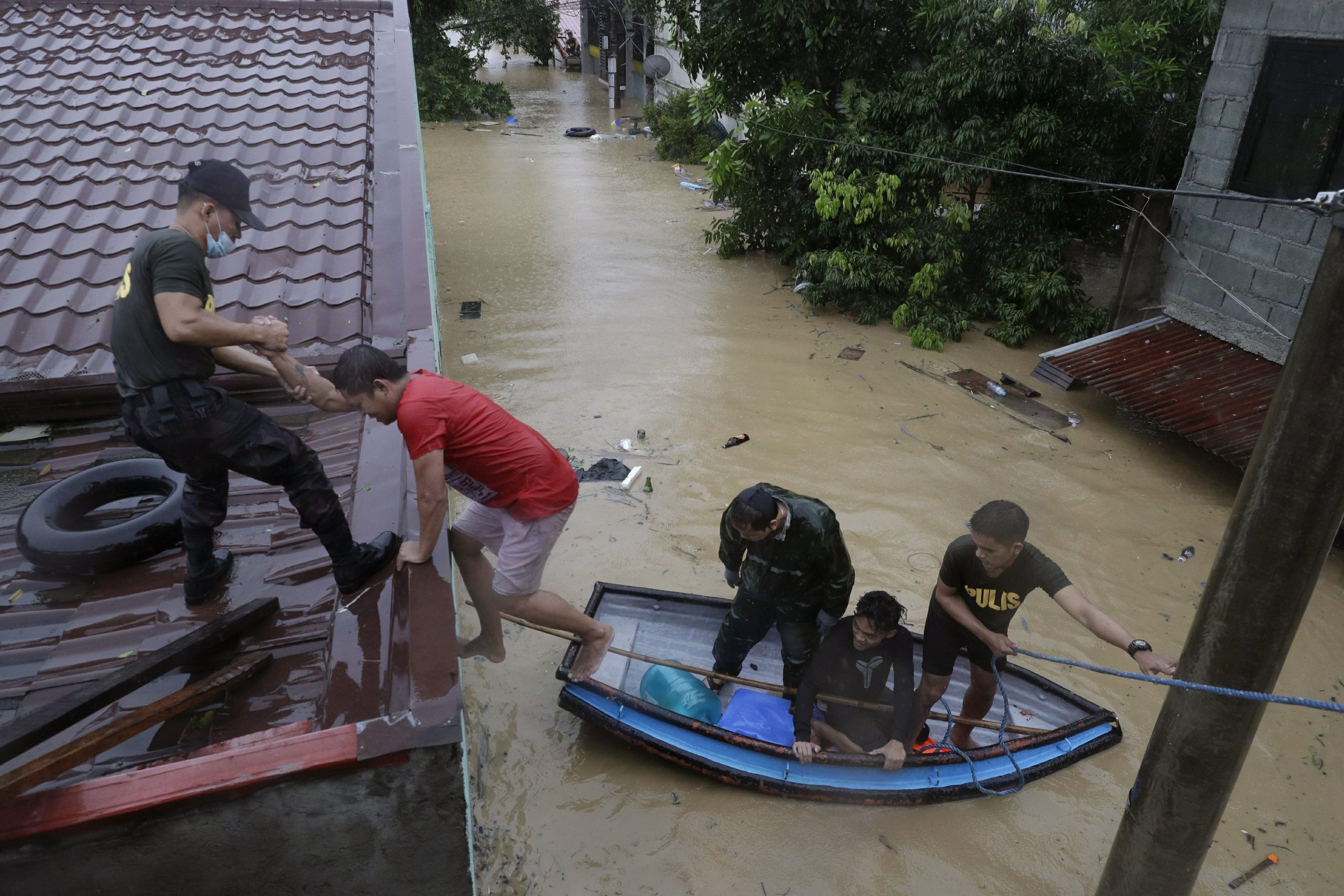 Aumentan a 32 los muertos por inundaciones en Filipinas