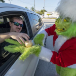 Oficial disfrazado de Grinch da cebollas a conductores que van a exceso de velocidad