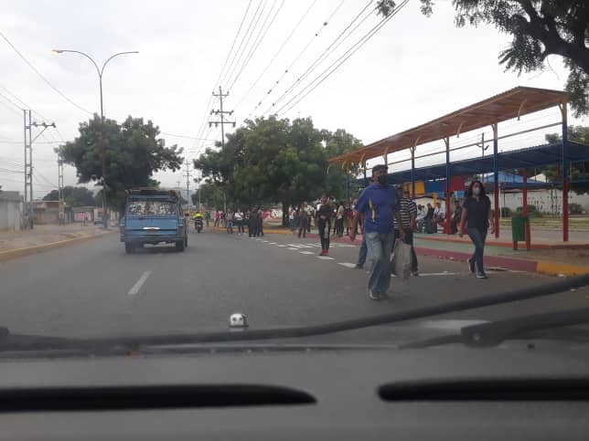 Paradas a rebosar por paro de transporte público en Lara