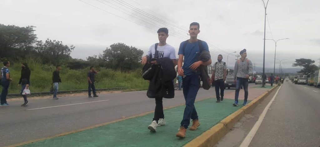 Paradas a rebosar por paro de transporte público en Lara