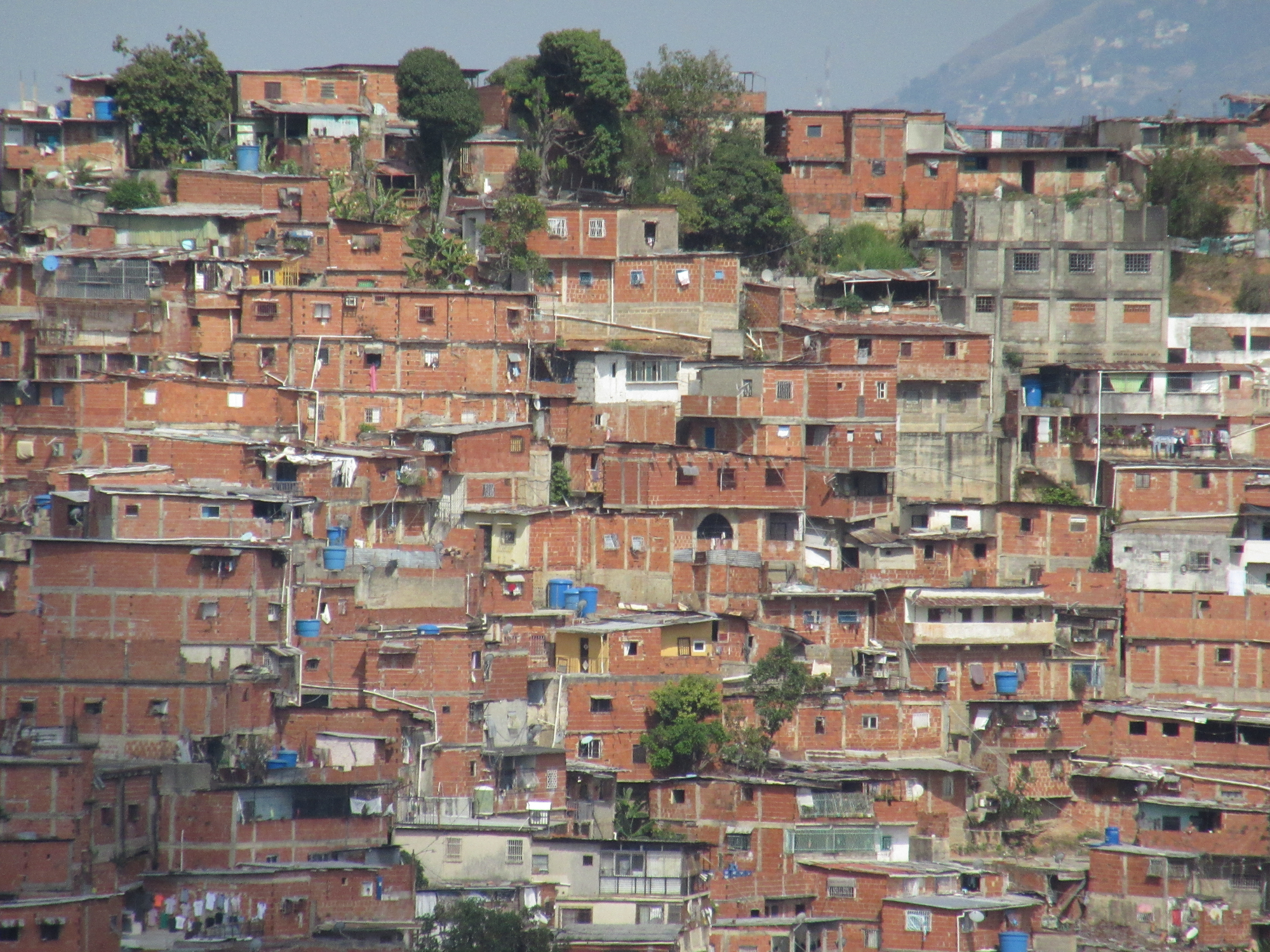 Nicolás Maduro ordena reparar y reurbanizar todos los barrios del país