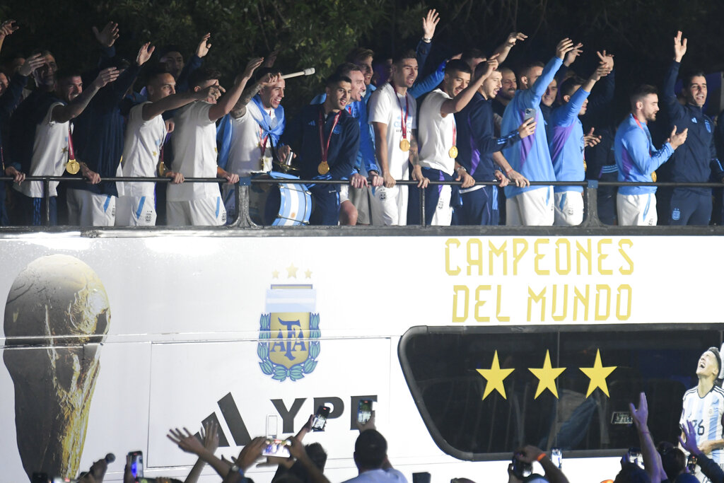 Miles de aficionados recibe a la victoriosa selección argentina en Buenos Aires