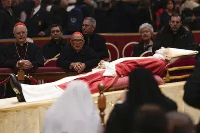 Último día de la capilla ardiente del Papa emérito mientras se prepara el funeral