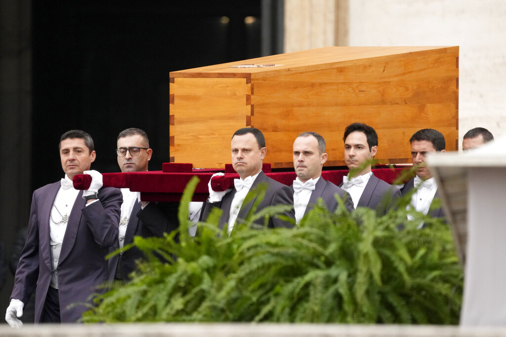 Al menos 50.000 personas despiden a Benedicto XVI en funeral