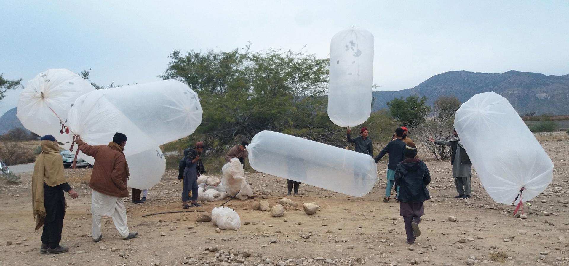 Pakistaníes obligados a utilizar el gas natural en bolsas de plástico para poder cocinar