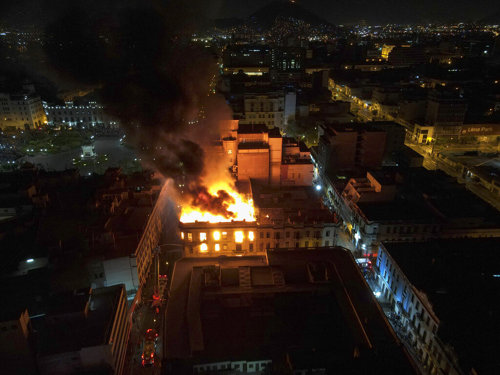 Un gran incendio arrasa parte del centro histórico de Lima en medio de protestas