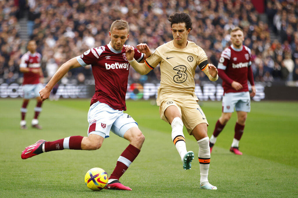 Joao Félix, derecha, del Chelsea quiere lucir como lo hizo ante Tomas Soucek por West Ham en partido previo