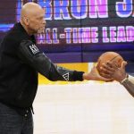 Lebron James recibe balón de Kareem Abdul-Jabbar