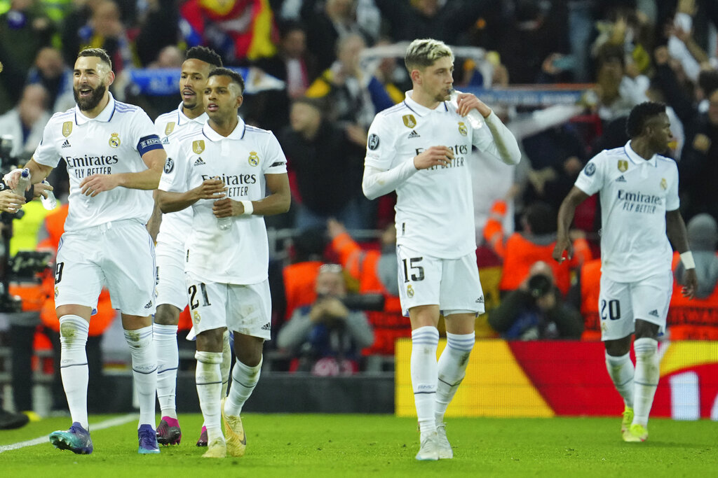 Karim Benzema, izquierda, inició celebración del 5-2 contra Liverpool en patio ajeno