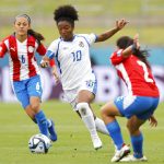 Marta Cox por Panamá conduce el balón