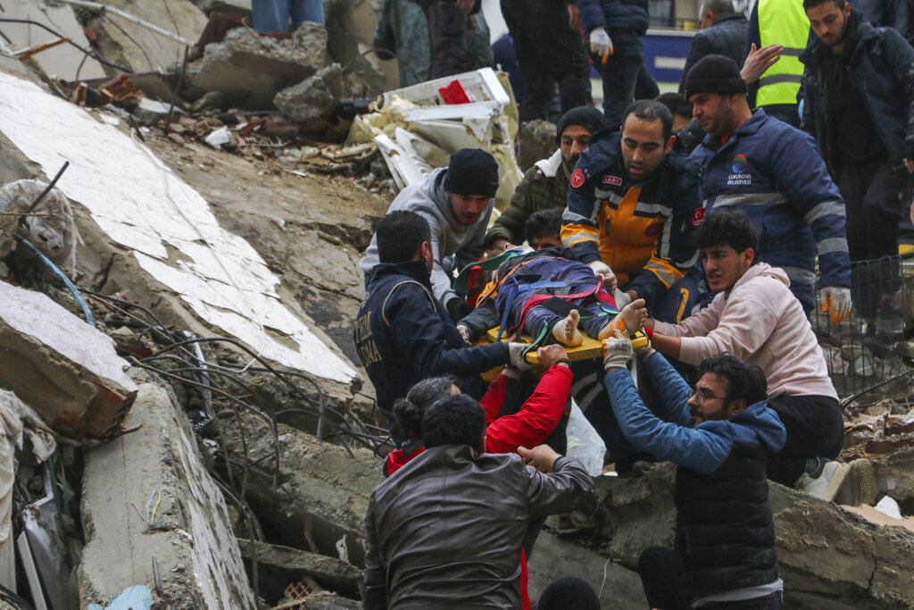 Muertes por terremoto en Turquía ascienden a más de 2.400